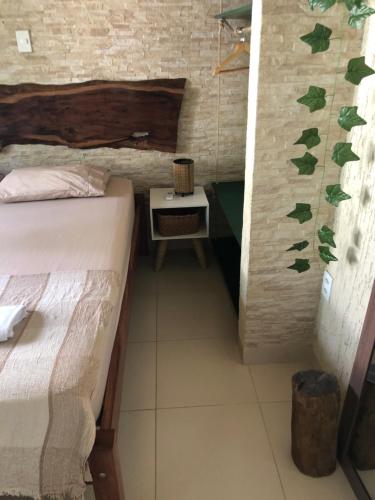 卡姆布库Casita Cumbuco的小房间设有两张床和一张桌子