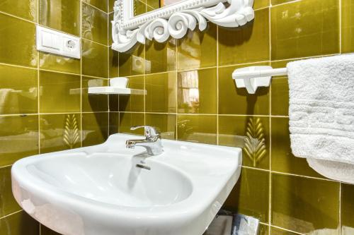 圣波拉Sunflower Patagonia的浴室配有盥洗盆、镜子和毛巾