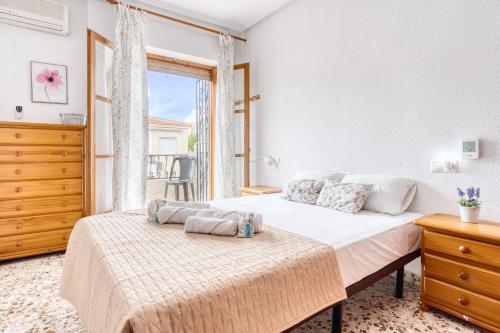 圣波拉Sunflower Patagonia的一间卧室设有一张大床和一个窗户。