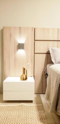多拉杜斯LIGHT - Apartamento Inteiro com Ar condicionado no Parque Alvorada的一间卧室配有一张床和一个带灯的水槽