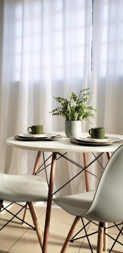 多拉杜斯LIGHT - Apartamento Inteiro com Ar condicionado no Parque Alvorada的一张桌子,上面有两块板子和一个植物