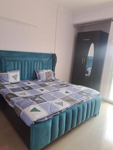 加济阿巴德2Bhk fully furnished flat.的一间卧室配有蓝色床和蓝色棉被
