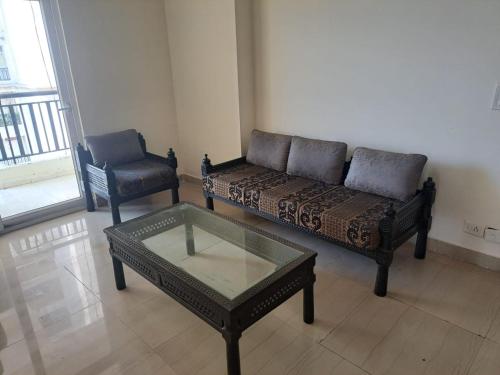加济阿巴德2Bhk fully furnished flat.的客厅配有沙发和椅子