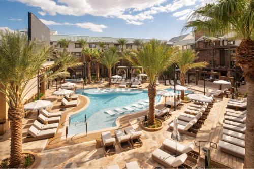 拉斯维加斯Silverton Casino Lodge - Newly Renovated的一张带躺椅和棕榈树的度假村游泳池的图片