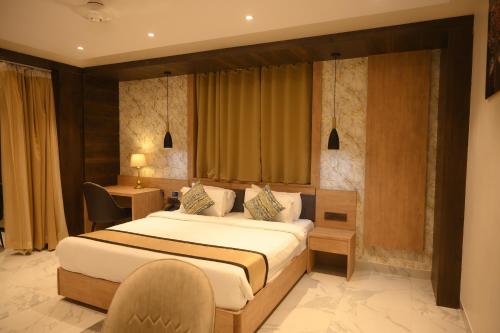兰奇Hotel The Plateau的一间卧室配有一张床、一张桌子和一把椅子