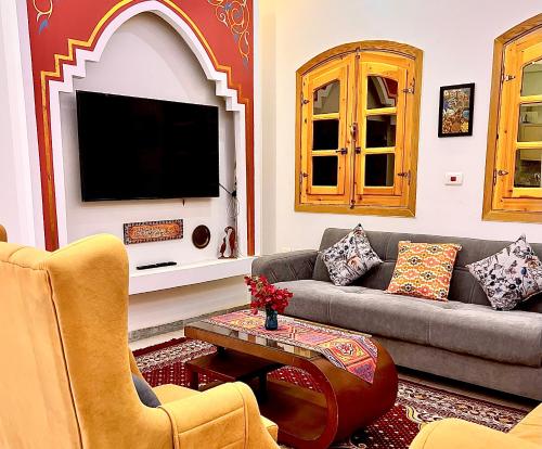 卢克索Dar Lina Guesthouse Luxor的带沙发和电视的客厅