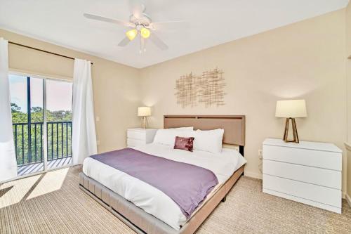 奥兰多Bright Condo - 2BR with Pool & Hot Tub, near Disney!的一间卧室设有一张大床和一个窗户。