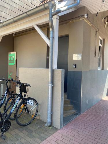 黑尔福德KobyApartment TinyHaus的停在大楼前的自行车