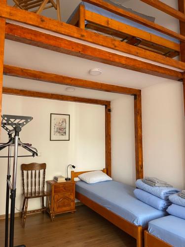 雅戈丁那Rustic Villa的一间卧室配有一张床、一张桌子和一把椅子