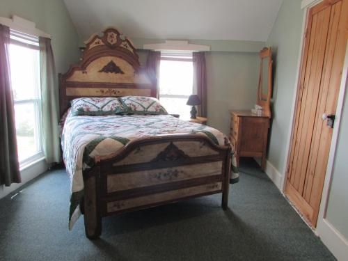 North HeadMarathon Hotel的一间卧室配有一张大床和木制床头板