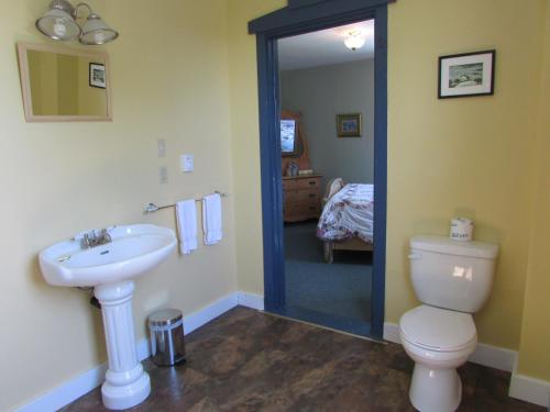 North HeadMarathon Hotel的浴室配有白色卫生间和盥洗盆。