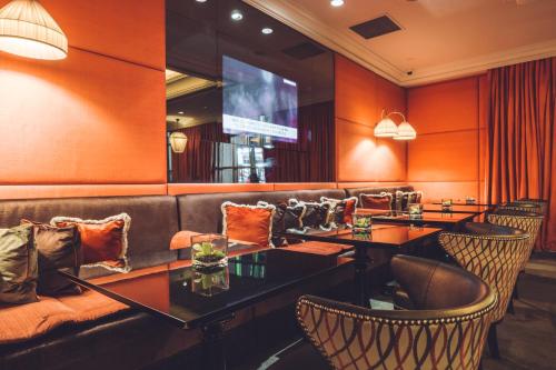 纽约米开朗基罗酒店的一间带两张桌子和一张沙发的餐厅