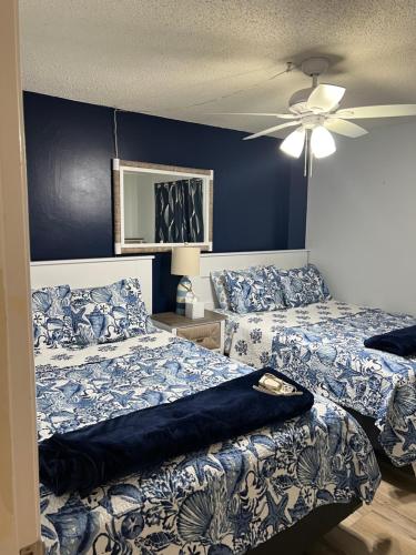新士麦那海滩Ponce de Leon Towers的一间卧室配有两张床和吊扇