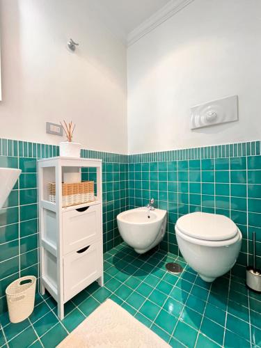 罗马Glory House Trastevere的蓝色瓷砖浴室设有水槽和卫生间