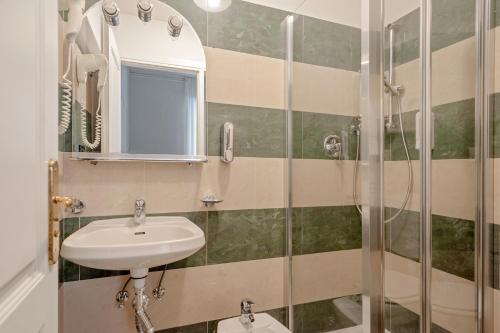 利沃诺The Port Residence的一间带水槽和淋浴的浴室