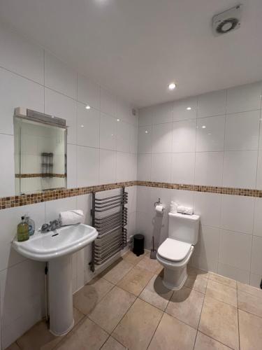 伊普斯威奇St Nicolas Cottage的浴室配有白色卫生间和盥洗盆。