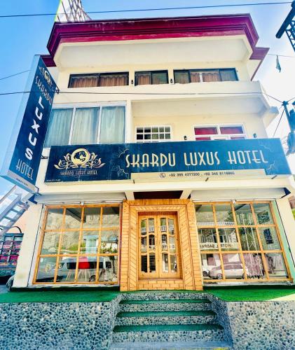 锡卡都Skardu Luxus Hotel的一座标有酒店标志的建筑