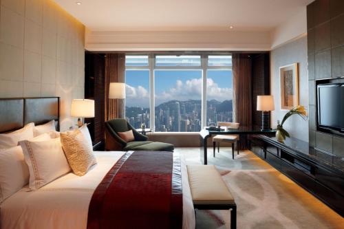 香港丽思卡尔顿酒店的酒店客房设有一张床和一个大窗户