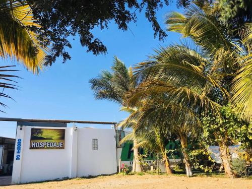 塔拉拉Hospedaje Talareño Hokua Suite的棕榈树海滩上的一座建筑