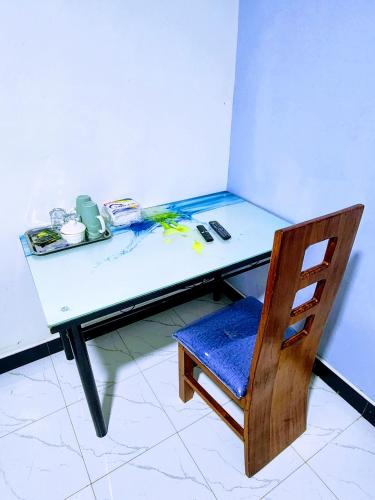 ChukaSwift Haven Stays的一张桌子、一张木椅和一张蓝色的桌子及椅子
