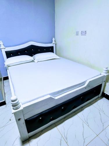 ChukaSwift Haven Stays的一张位于带白色床垫的房间内的床铺