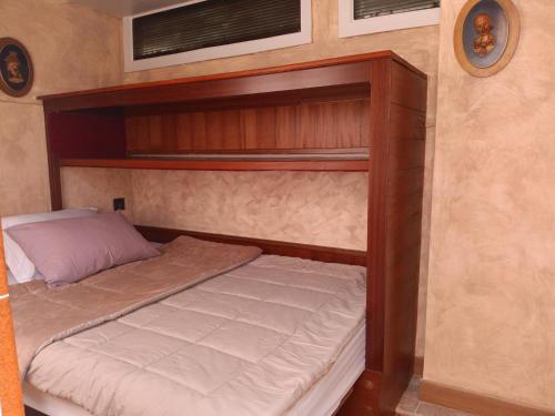 拉波夫拉德瓦利沃纳Tiny house的一张木双层床,位于带aermott的房间里