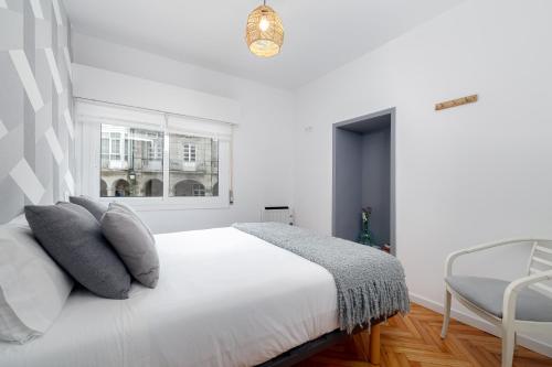奥波里尼奥Ohana Home的白色的卧室设有床和窗户