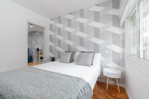 奥波里尼奥Ohana Home的卧室设有一张白色大床和一扇窗户。