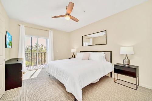奥兰多3BR Condo - Near Disney Balcony Pool Hot tub的卧室配有白色的床和窗户。