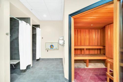奥兰多3BR Condo - Near Disney Balcony Pool Hot tub的走廊上设有通往浴室的门