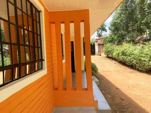 BungomaSummer Homes Bungoma的大楼一侧的橙色门