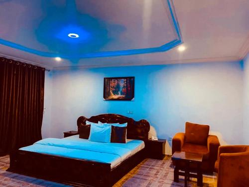 阿布贾Executive Gold Hotel的一间卧室配有一张蓝色天花板的床
