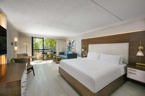 希尔顿黑德岛Sonesta Resort Hilton Head Island的一间带白色大床的卧室和一间客厅