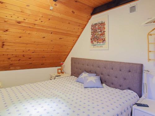 弗雷德里克斯伐克Holiday home Frederiksværk IX的一间卧室设有一张木天花板床。