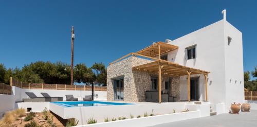 ZefiríaVilianna的白色的房子,设有游泳池和庭院