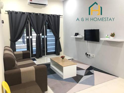 安顺A&H Homestay Teluk Intan的客厅墙上有家庭用品标志