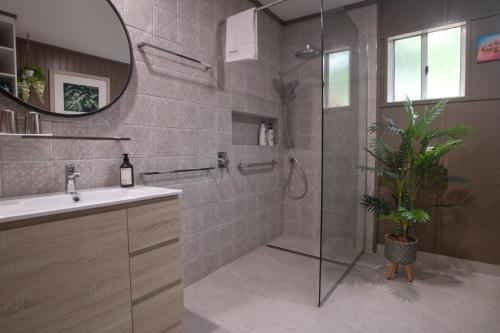 米申海滩Sealords的带淋浴、盥洗盆和镜子的浴室