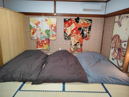 南关町Morita-ya Japanese style inn ToraーVacation STAY 62447的床上有2个枕头