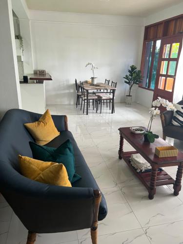 劳托卡“Marley’s Home“的客厅配有蓝色的沙发和桌子
