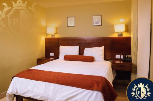 贾拉普Hotel Posada del Virrey的一间卧室配有一张大床和木制床头板