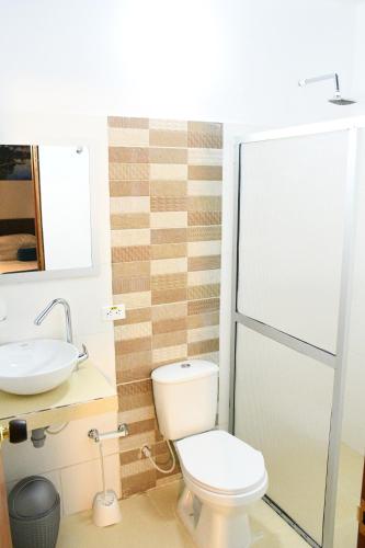 莱蒂西亚Cruz Roja - Turismo Solimões的一间带卫生间和水槽的浴室