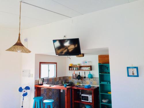 拉帕洛马Posada Agua Marina的厨房设有天花板上的电视
