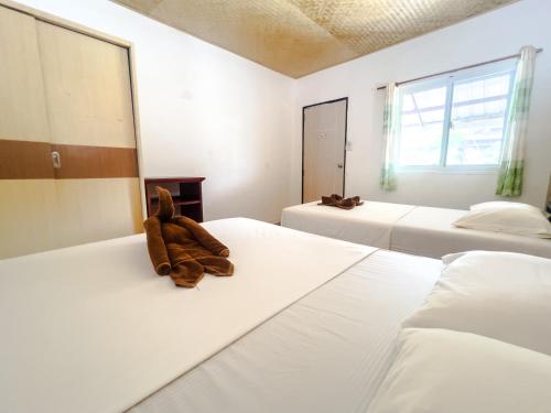 皮皮岛卢克斯旅馆的一间卧室设有两张床,床上配有泰迪熊