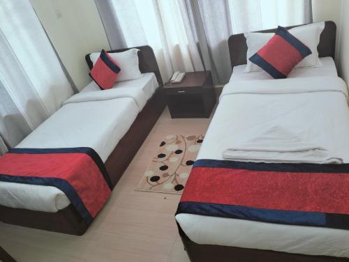 拉明德HOTEL OCEAN的两张睡床彼此相邻,位于一个房间里