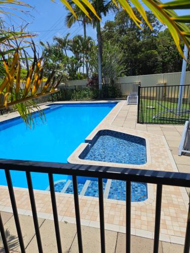巴利纳巴利纳殖民汽车旅馆的一个带黑色围栏和蓝色游泳池的游泳池