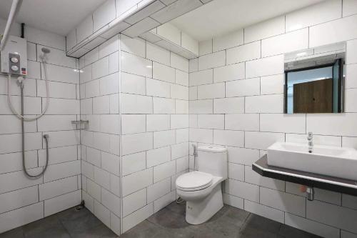 Ban Tha KhamNADPOB Station นัดพบสเตชั่น的白色的浴室设有卫生间和水槽。