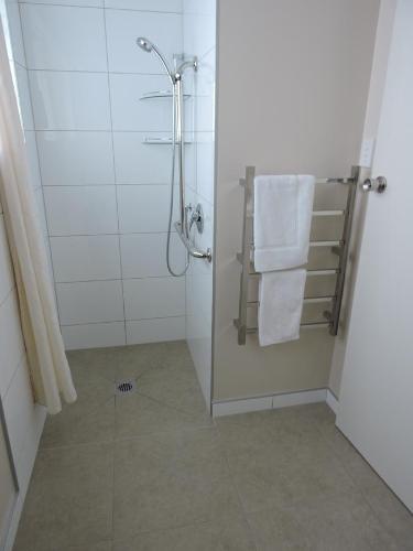 玛塔玛塔梅佩尔洛奇汽车旅馆的带淋浴和白色毛巾的浴室