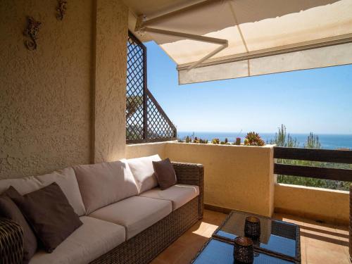 维耶亚高原Belvilla by OYO Casa Panorama Altea Hills的带沙发的客厅,享有海景
