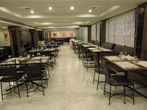 蒂鲁帕蒂Hotel PLR Grand的餐厅里一排桌椅