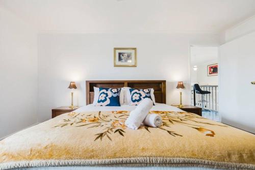 YarravilleLoft 2 bedroom Retreat in Yarraville的一间卧室配有一张带蓝色枕头的大床